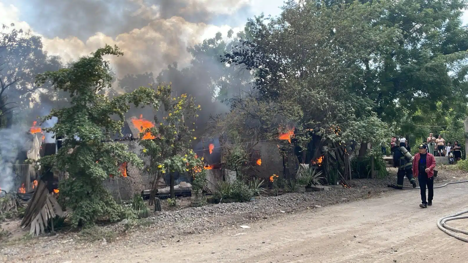 Se incendia casa de madera e al sur poniente de Culiacán.
