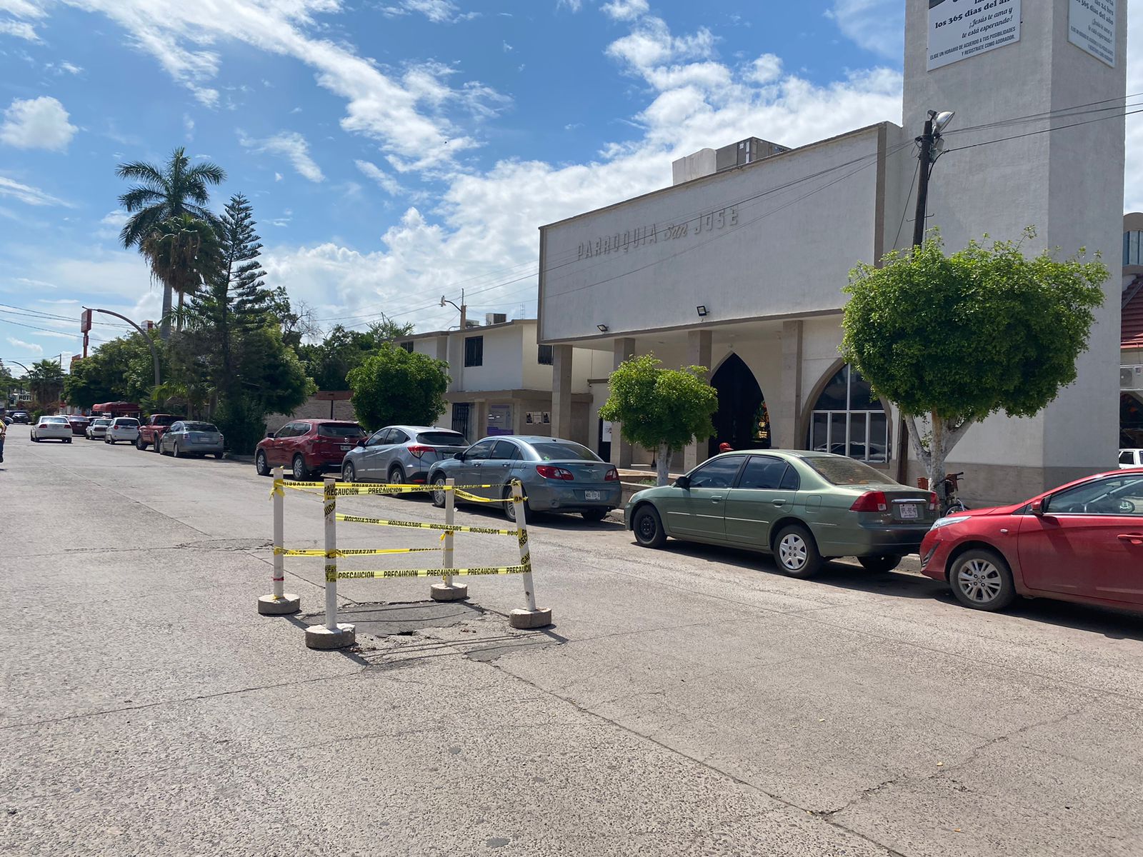 Socavón rodeado de