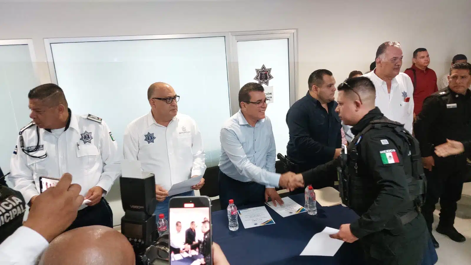 ALCALDE DE MAZATLÁN, ESTRECHANDO MANO A POLICÍA.