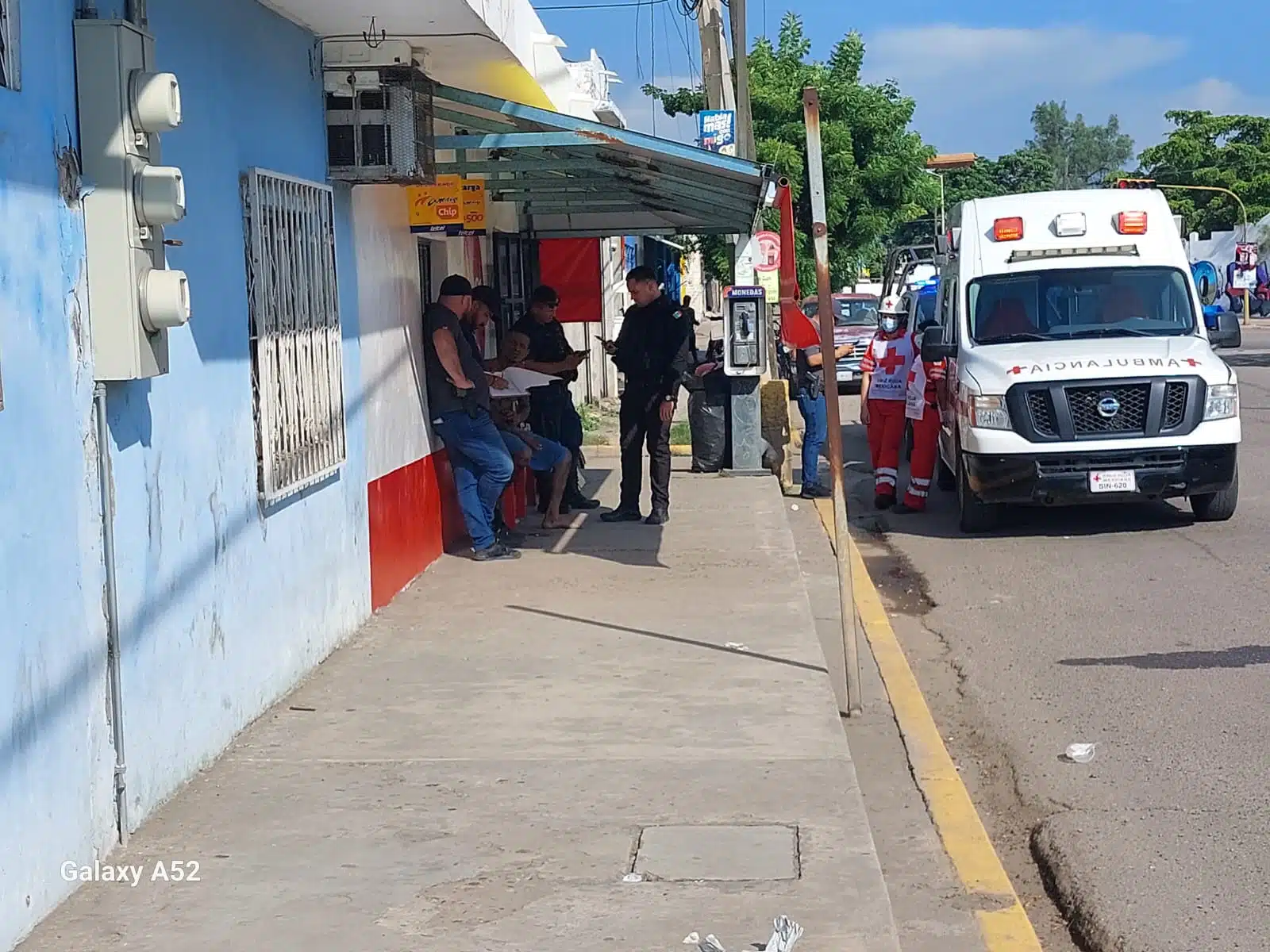 elementos preventivos y de cruz roja atienden a hombre Golpeado y amarrado en Mazatlán.