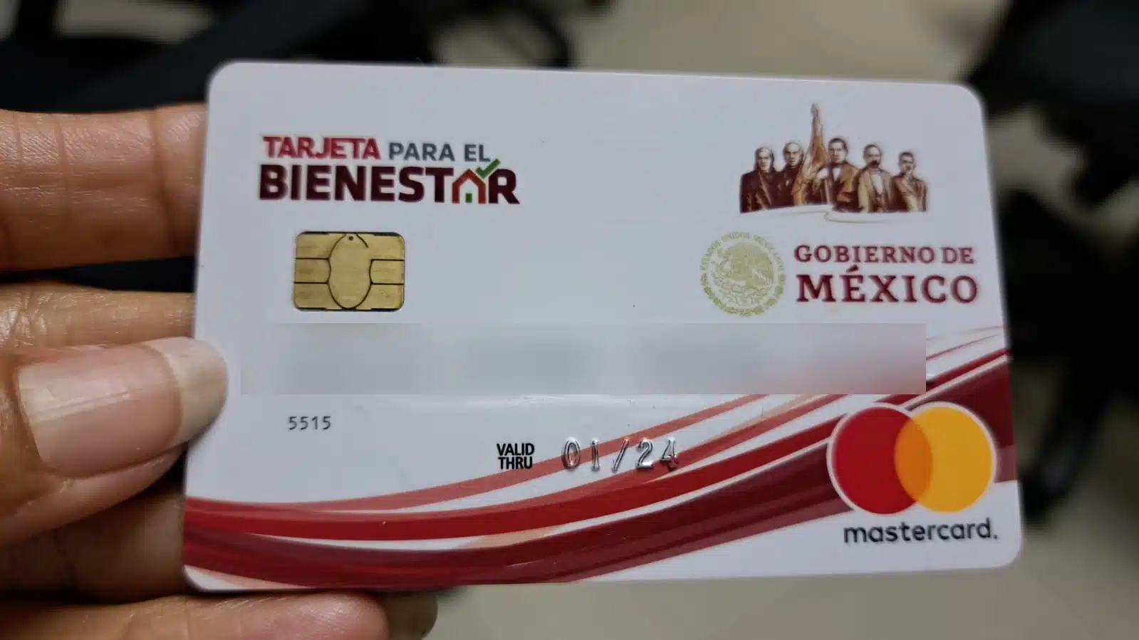 Mano sosteniendo tarjeta del banco bienetsra