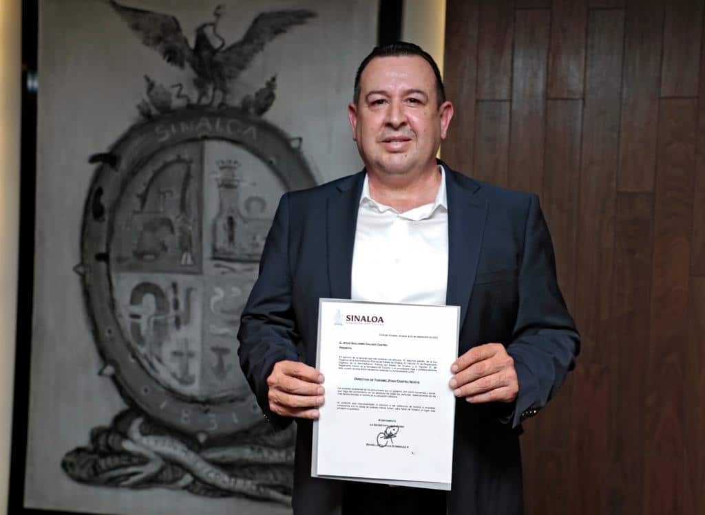 Jesús Galindo con una hoja