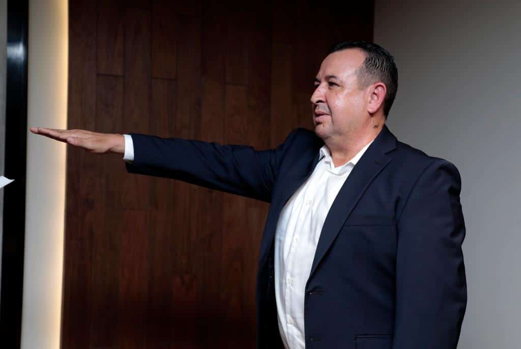 Jesús Galindo con bnrazo levantado
