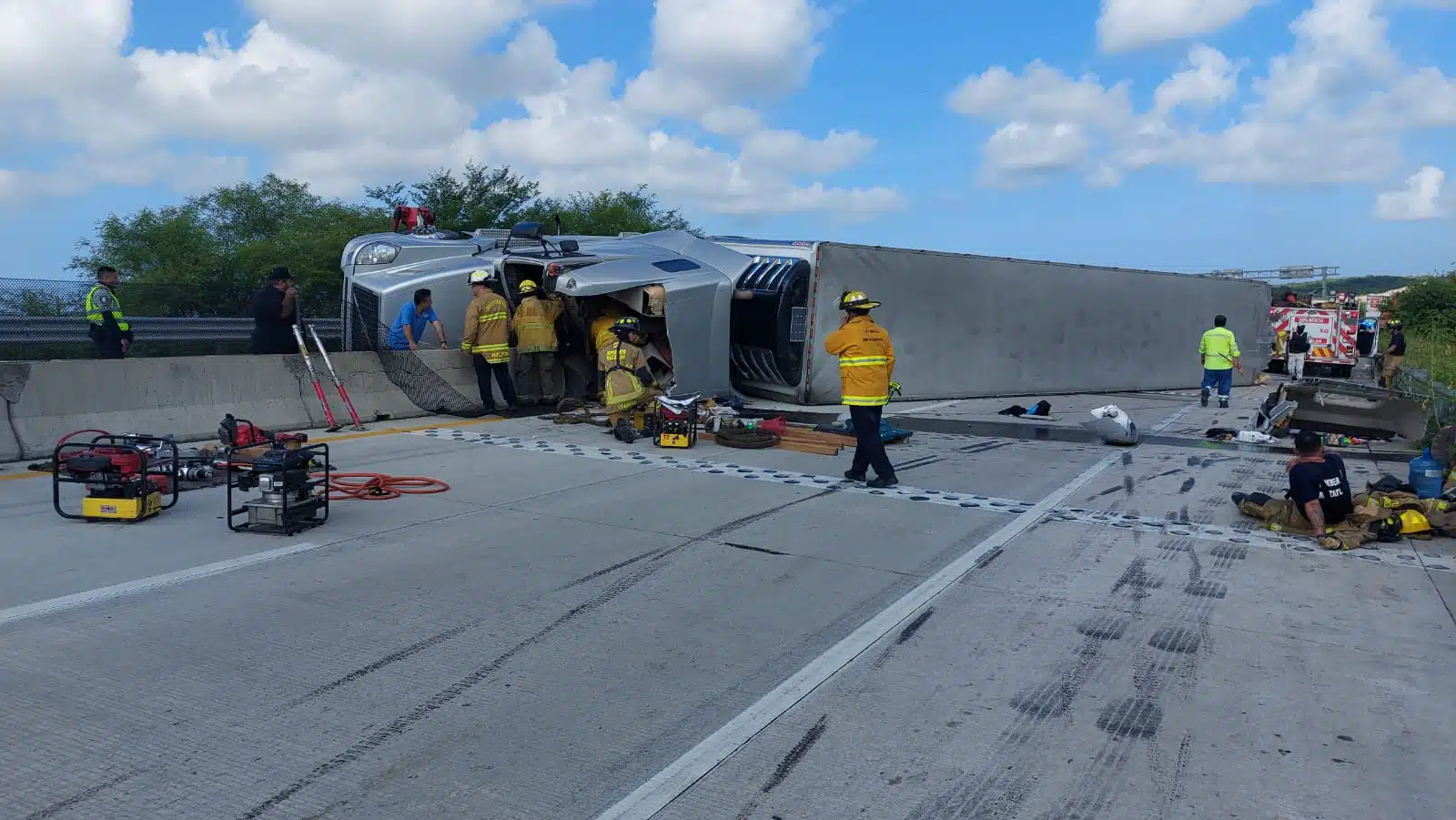 Fuerte accidente sufre chofer de tráiler cargado de duraznos por la Culiacán- Mazatlán.