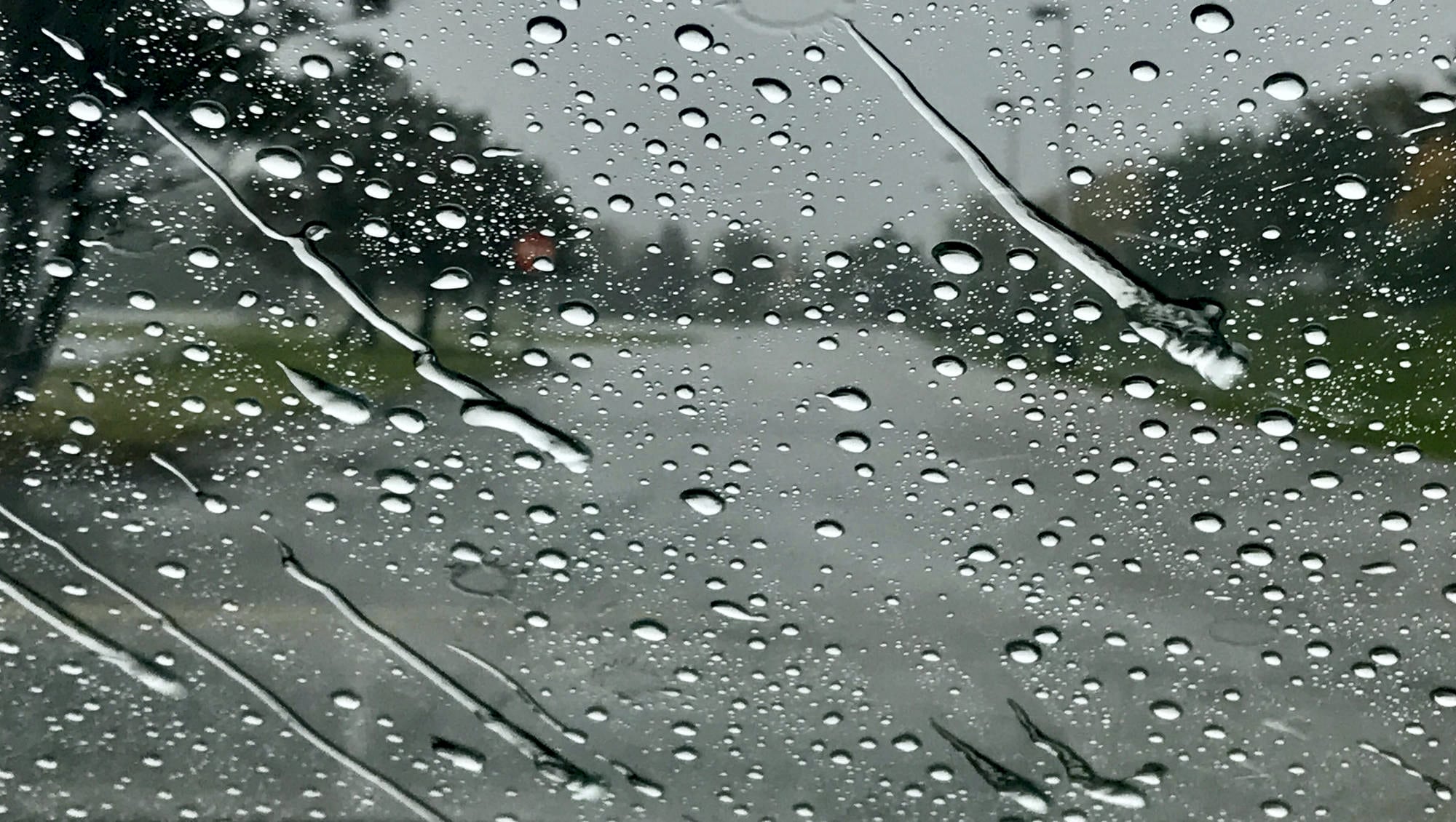 VENTANA CON GOTAS DE AGUA.