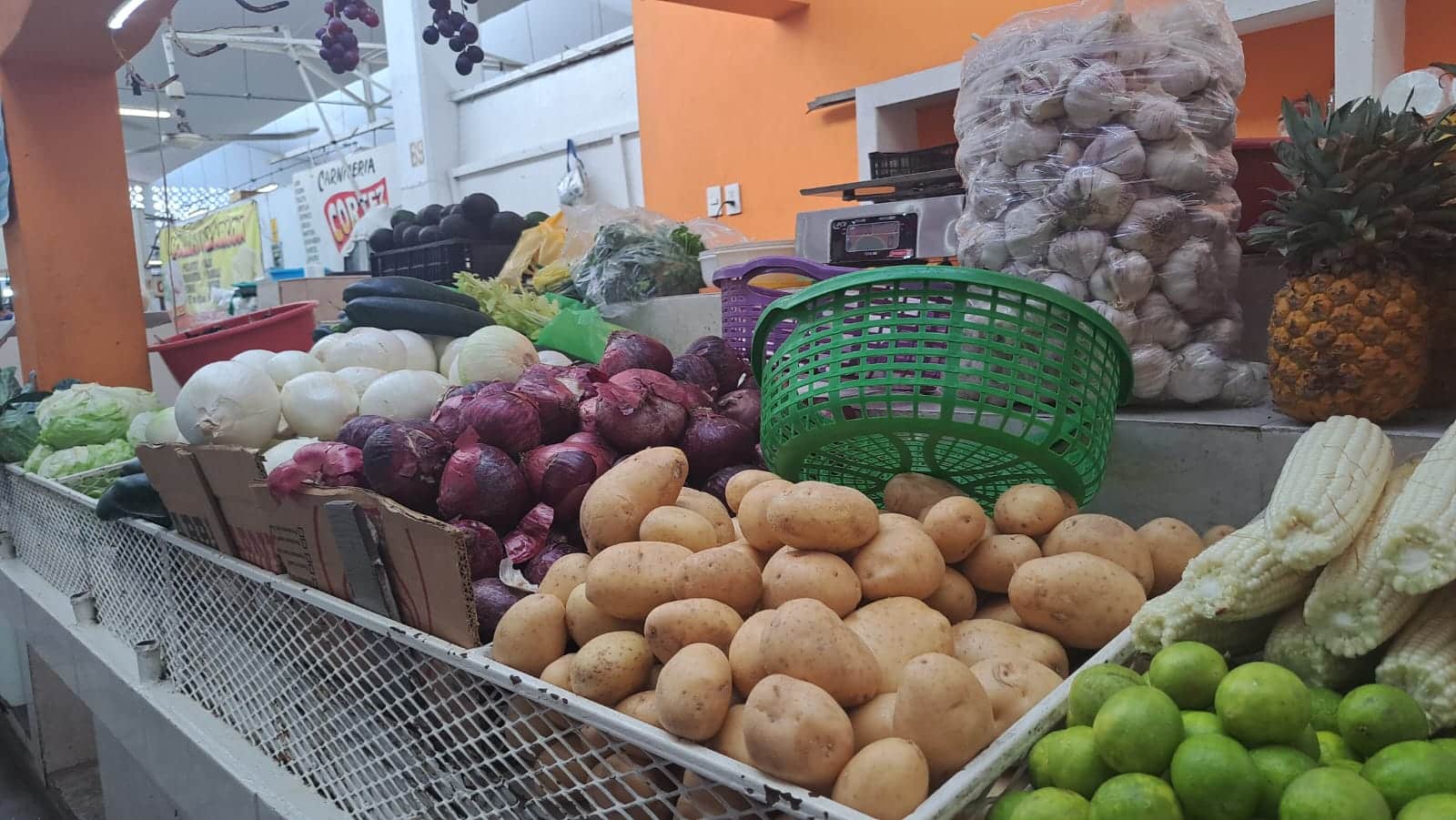 puesto de verduras en mercado independencia los mochis.