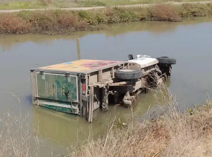 Volcadura de camión en canal 