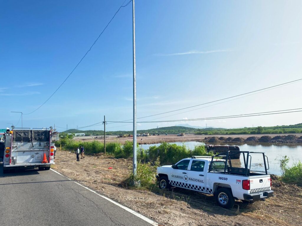 Volcadura de auto en un lago