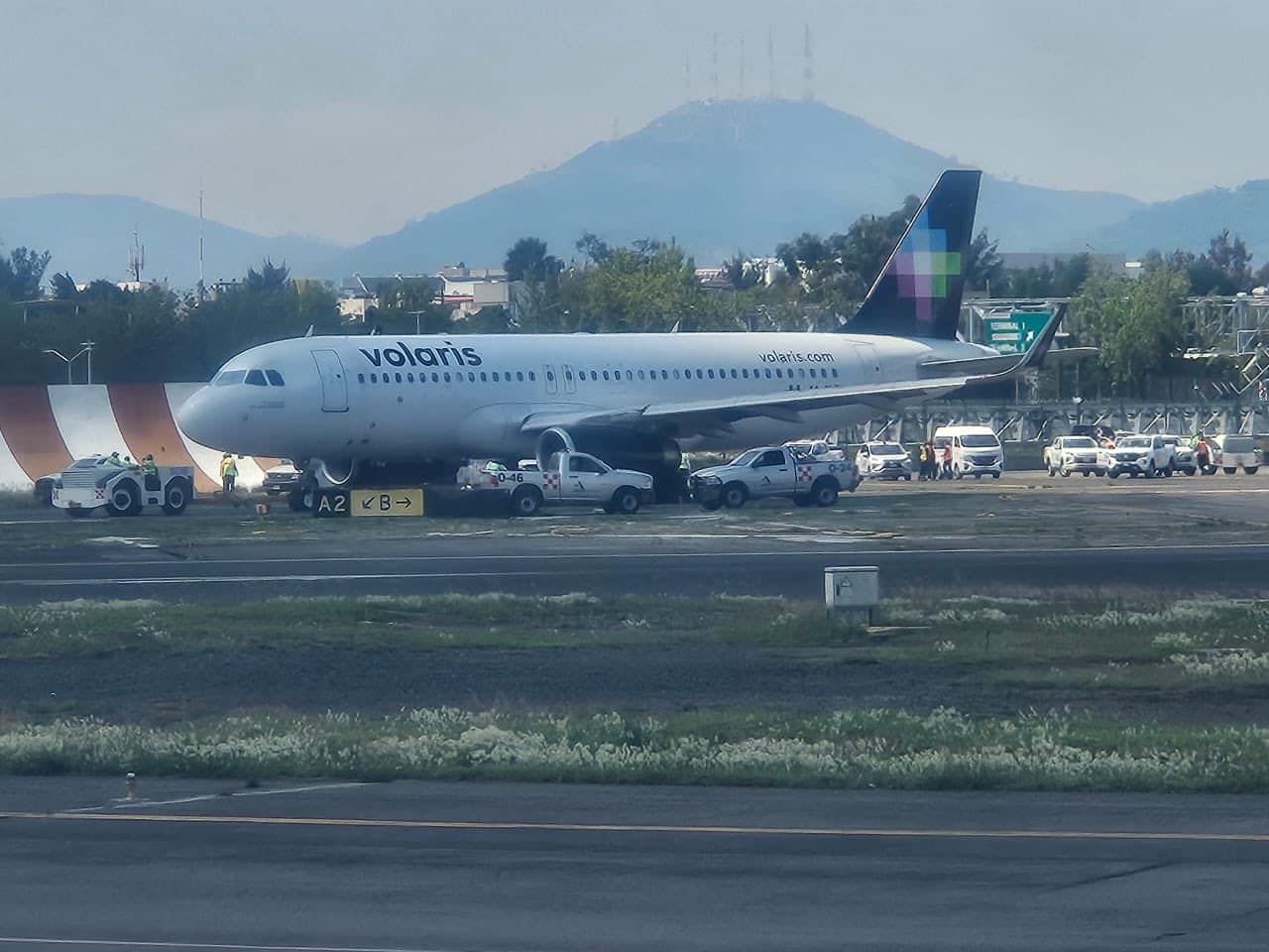 ¡Quería volar gratis! Polizón es descubierto en tren de aterrizaje en avión de Volaris