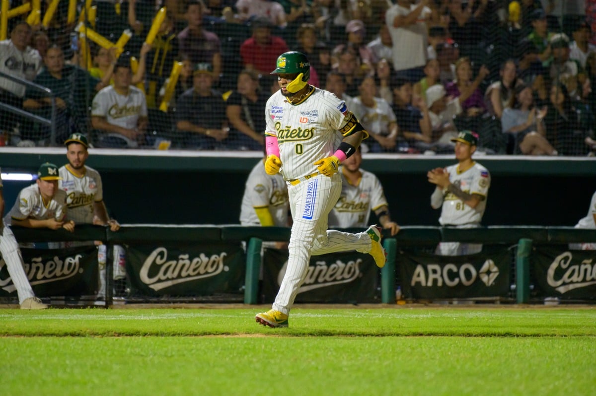 Wladimir Balentien anota luego de pegar su primer jonrón de la temporada