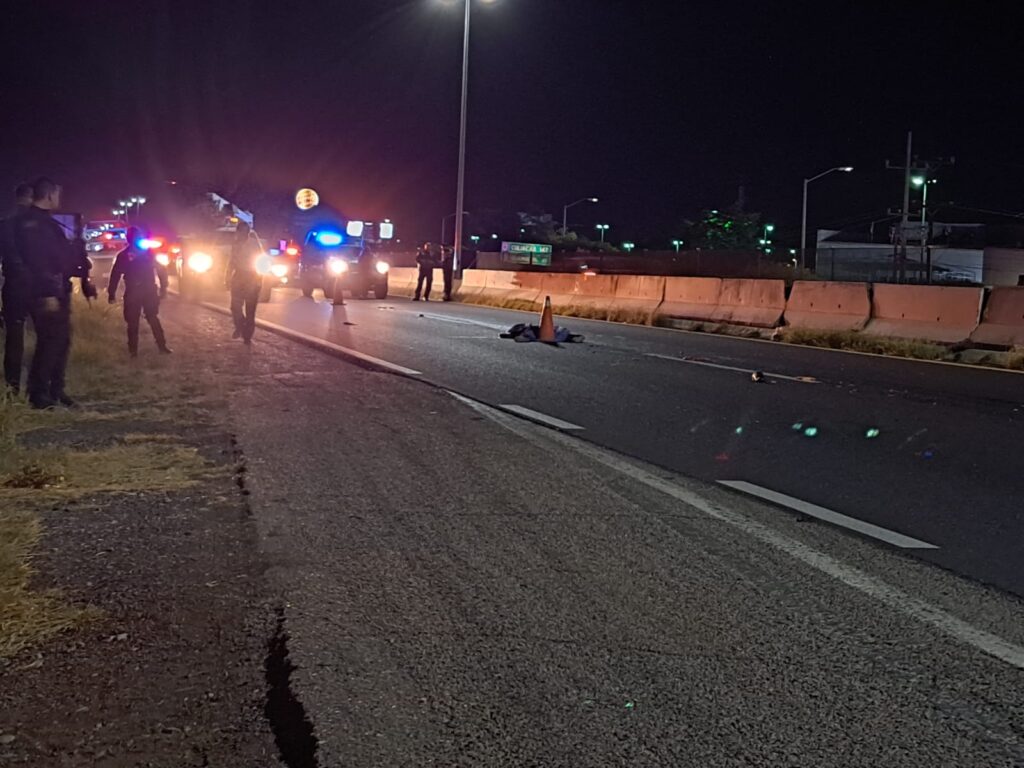 Hombre sin vida tirado sobre el asfalto de la México 15 en Guasave