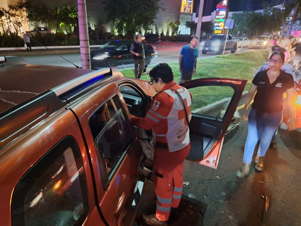 Paramédicos de Cruz Roja presentes en el aparatoso accidente