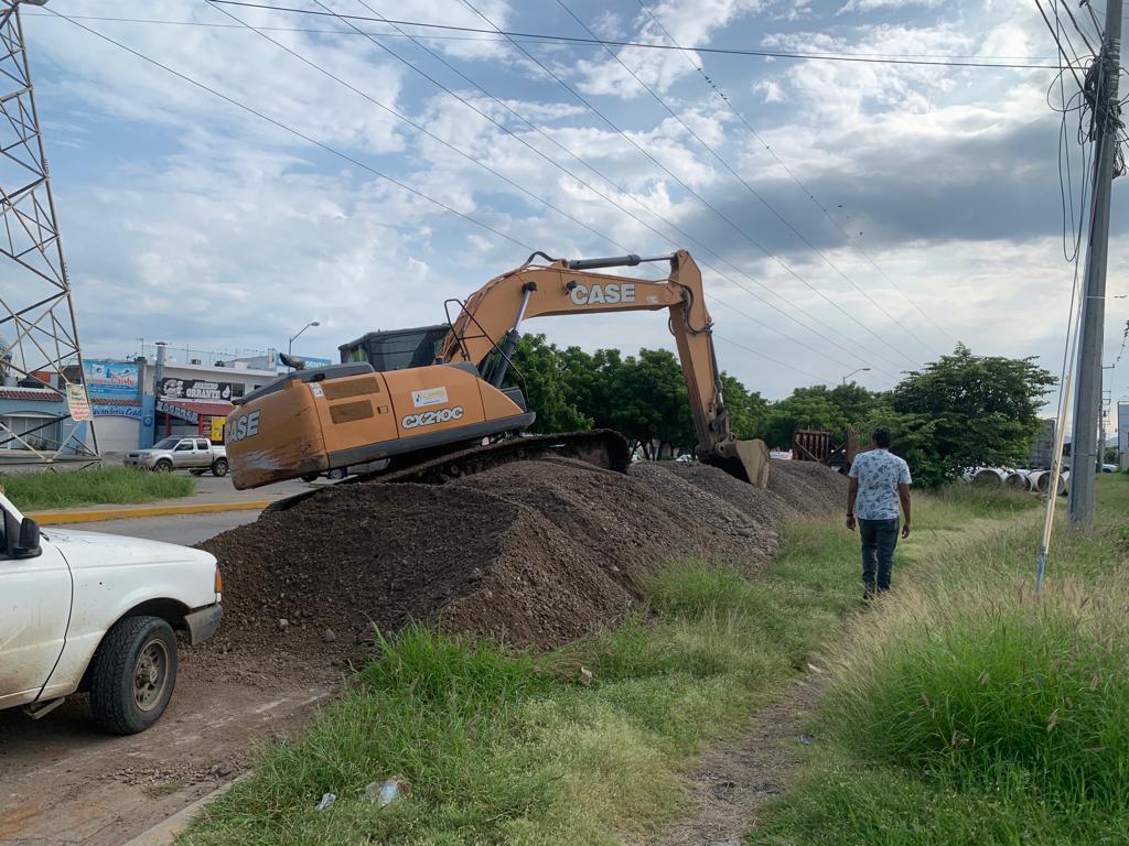 Trabajos de reparación en el socavón del puente de Prados del Sol