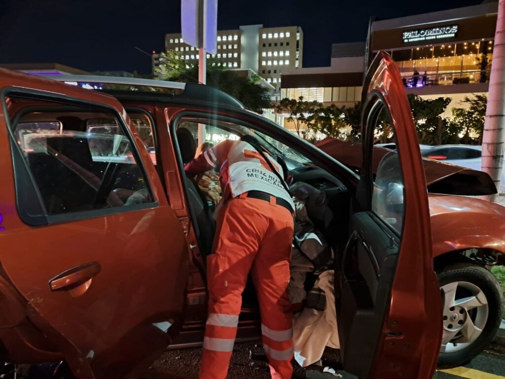 Paramédicos de Cruz Roja presentes en el aparatoso accidente