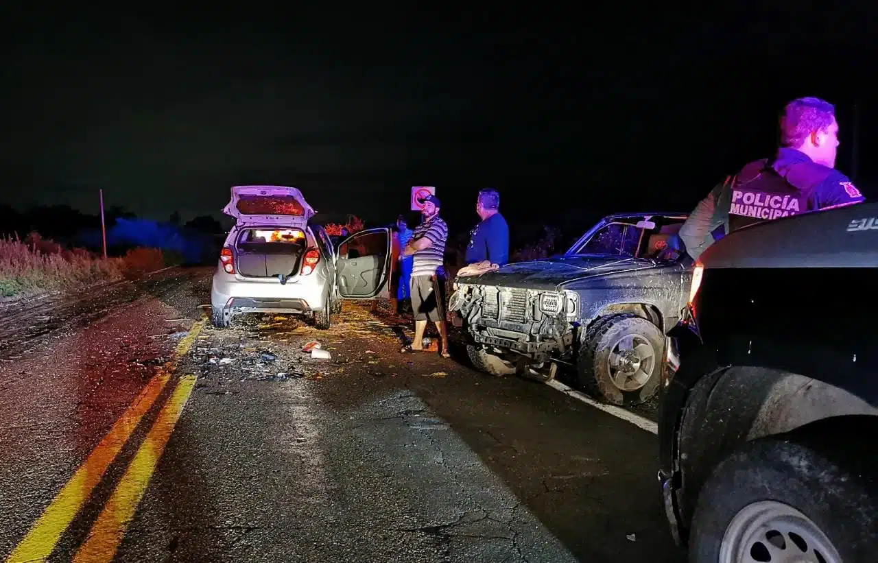 Vehículos con daños materiales sobre la carretera México 15