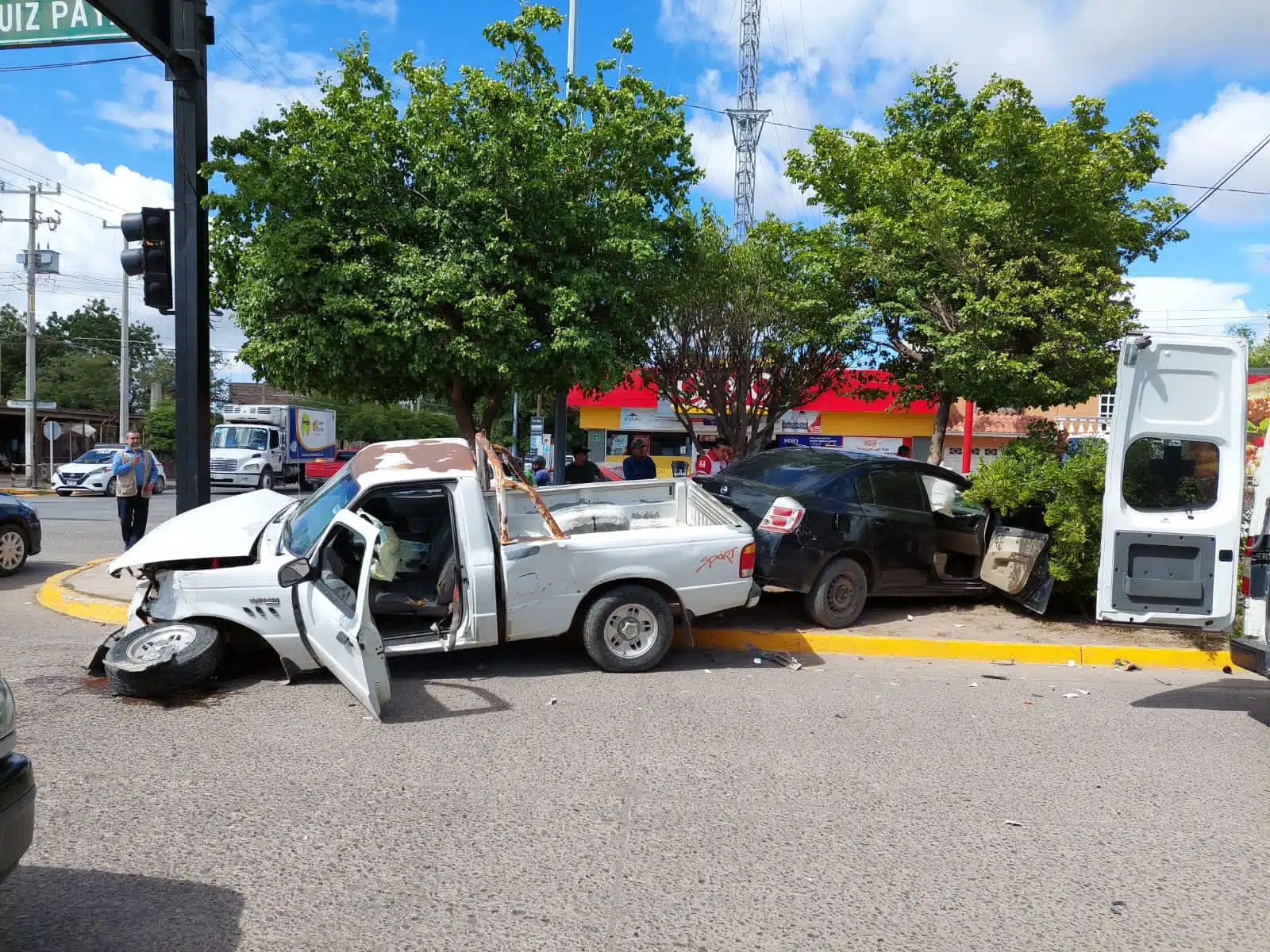 Aparatoso accidente en transitado crucero de la colonia Del Bosque