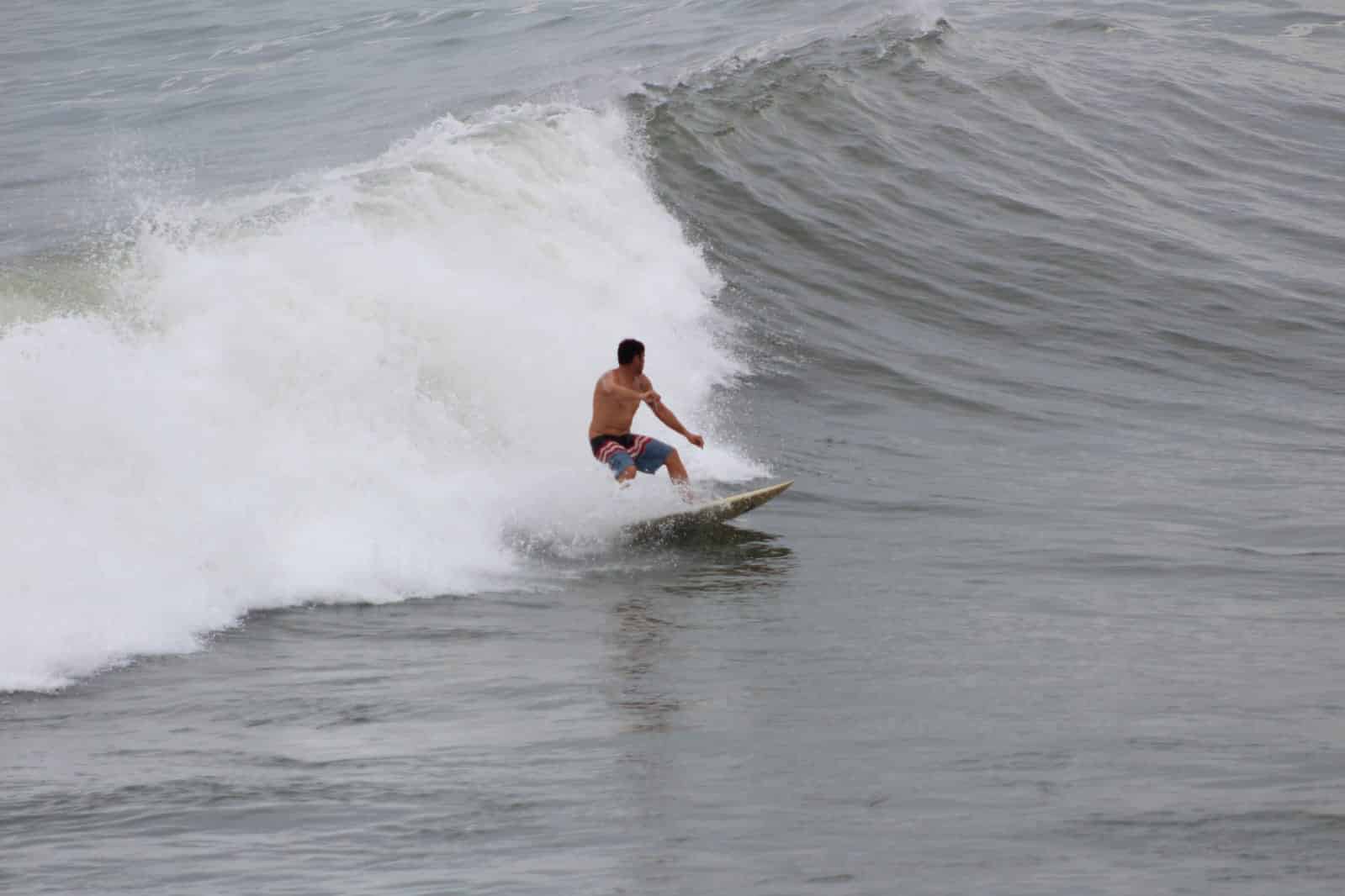 Persona surfeando en playa de Mazatlán