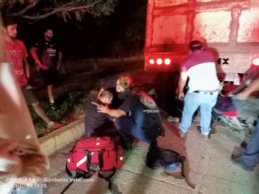 Paramédicos brindando atención al hombre lesionado