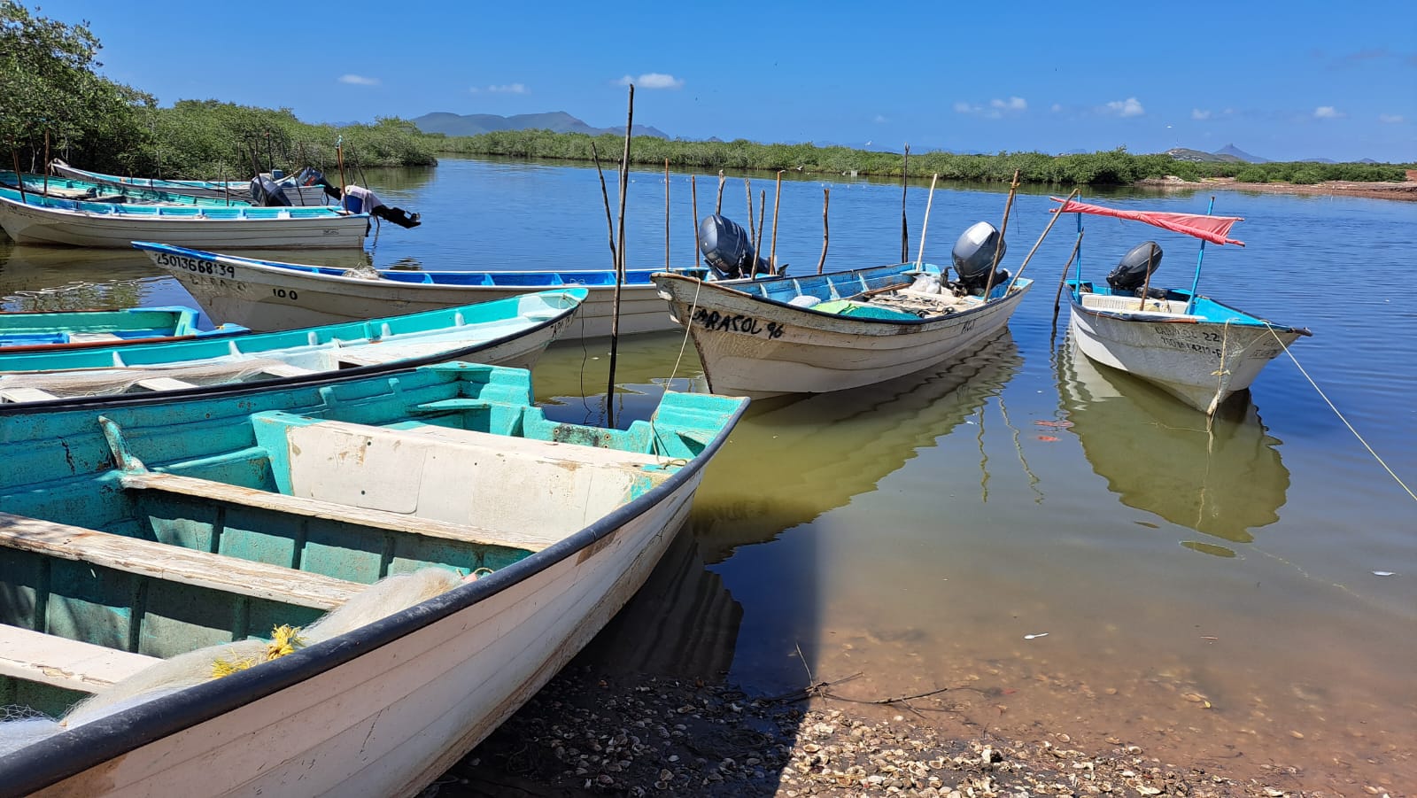 Embarcaciones en la orilla del mar