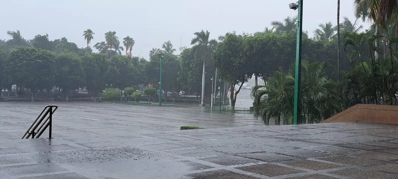 Lluvia cayendo por la zona donde se encuentra el Palacio de Gobierno en Culiacán