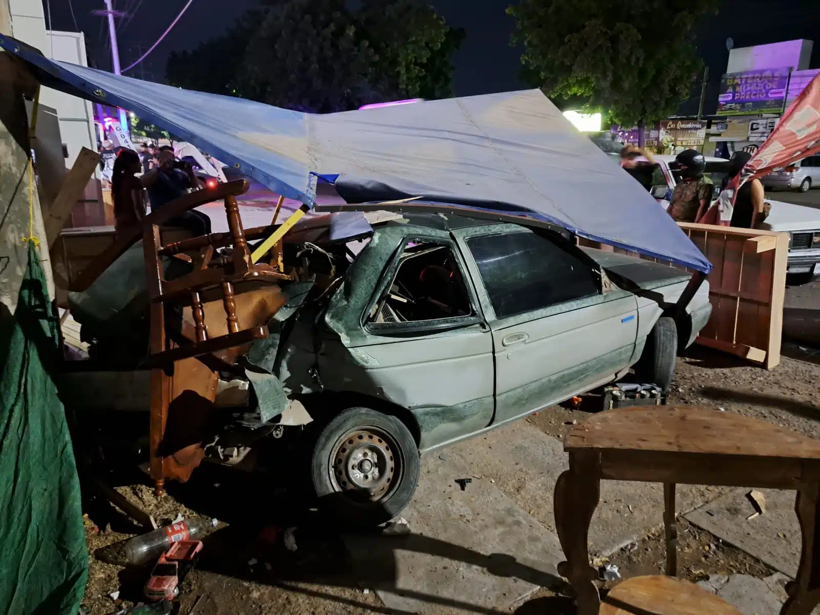 Vehículo impactado en el negocio tras haber sido chocado por alcance