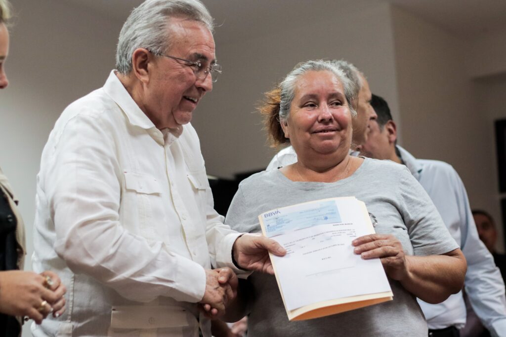 Entrega de apoyos a las familias que resultaron afectadas por “Norma” en Los Mochis