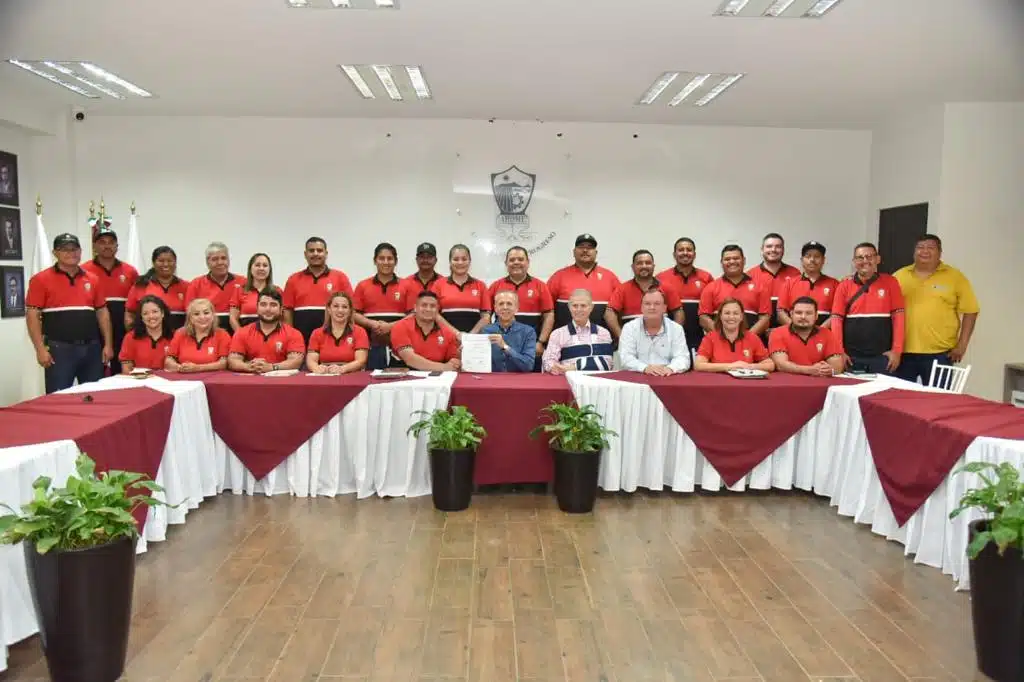 Firma de aumento salarial por parte de autoridades de Ahome y el Sindicato de Trabajadores del Ayuntamiento