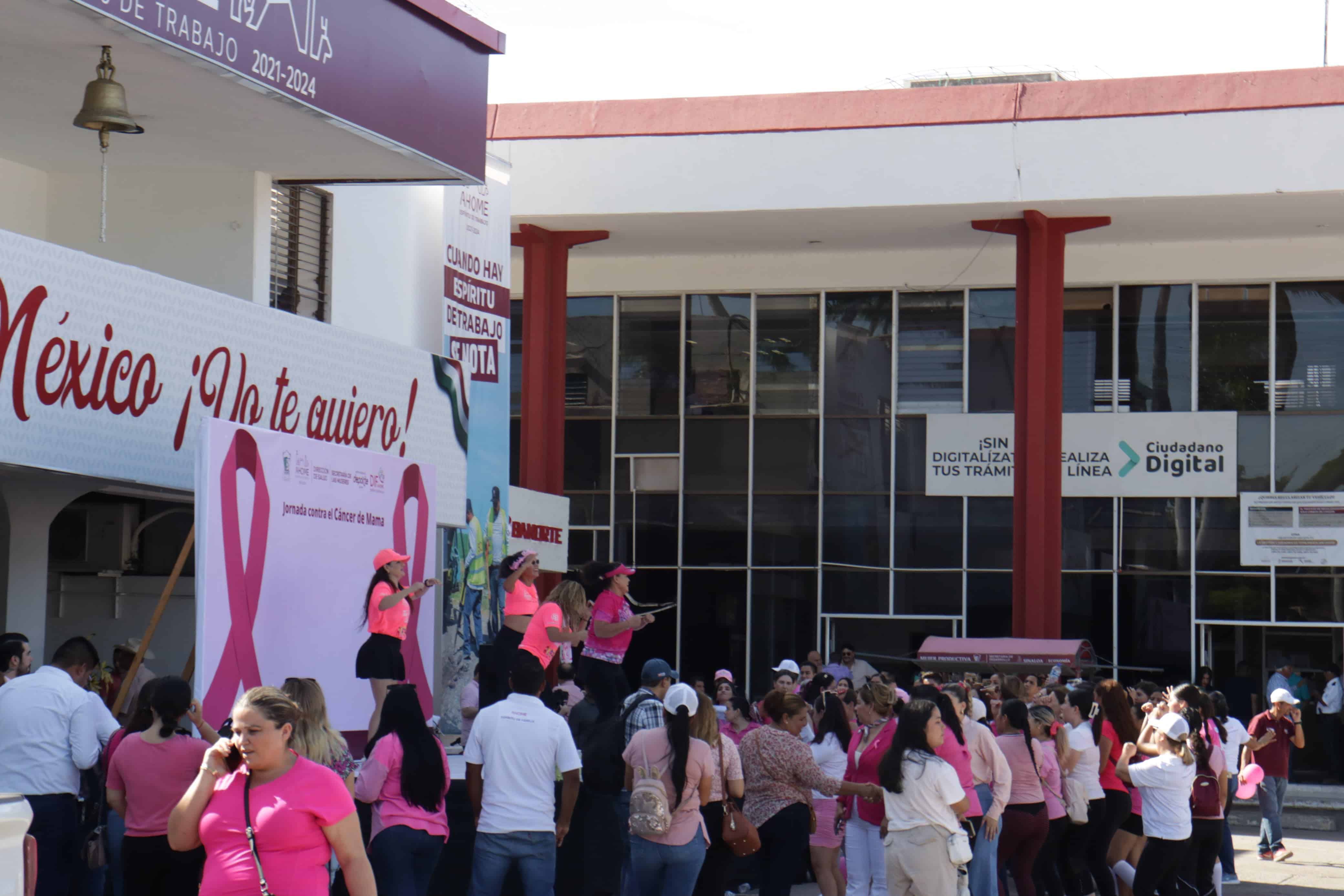 Actividad de zumba durante la Caminata Rosa en el municipio de Ahome