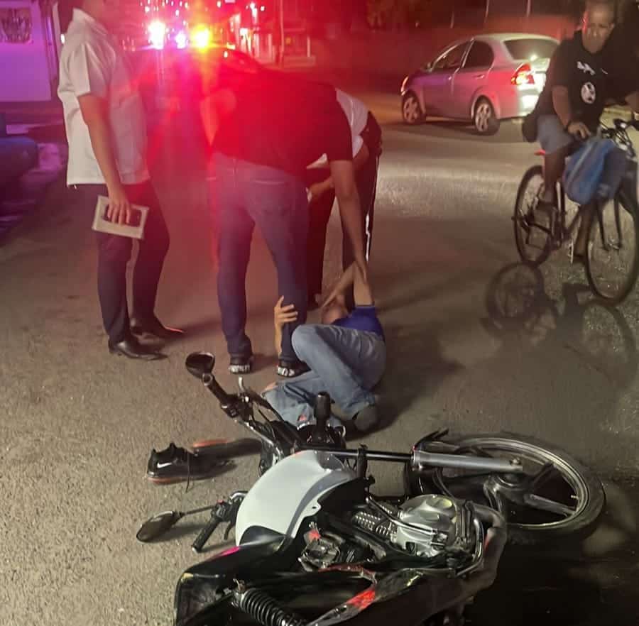 Transeúntes auxiliando al joven lesionado