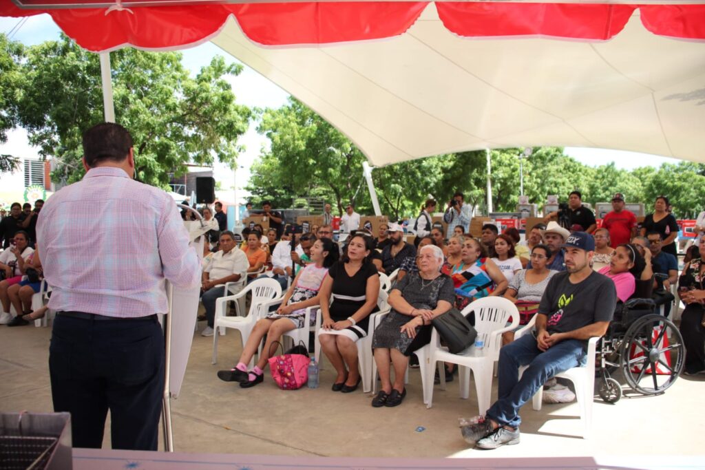 Entrega de apoyos por parte del programa Equipa Sinaloa