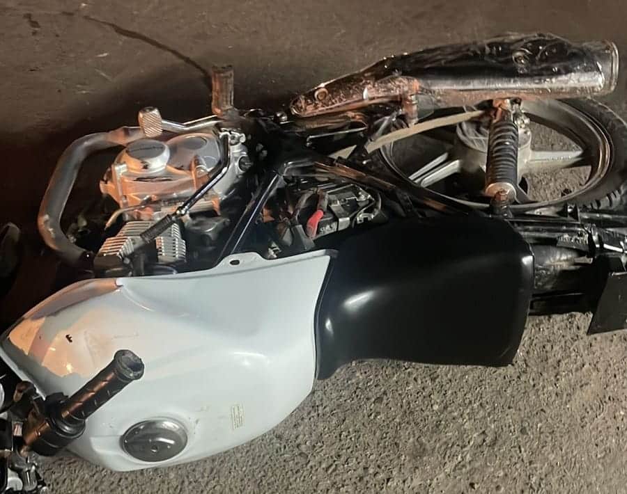 Motocicleta en la que viajaba el joven que resultó lesionado
