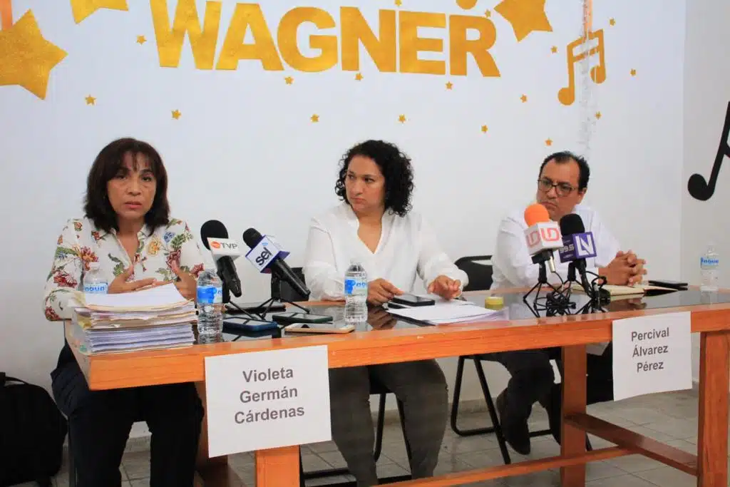 Violeta Germán Cárdenas y Pércival Álvarez Pérez en conferencia de prensa