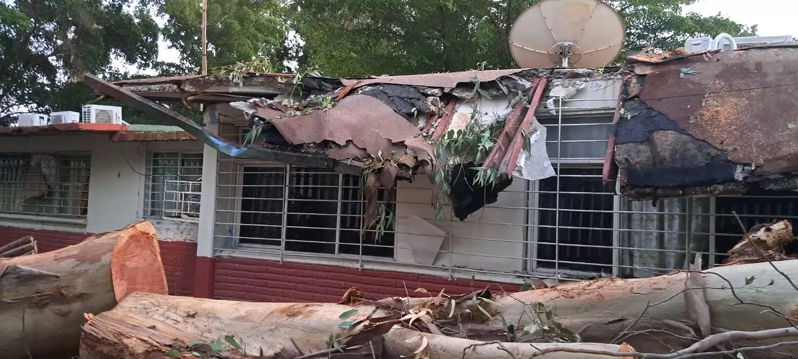 Escuela con daños en el techo por lluvias de 