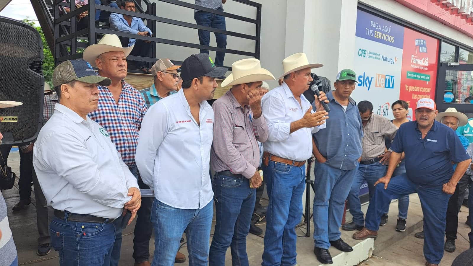 Productores de Guasave reunidos a las afueras de Morena Agropecuaria