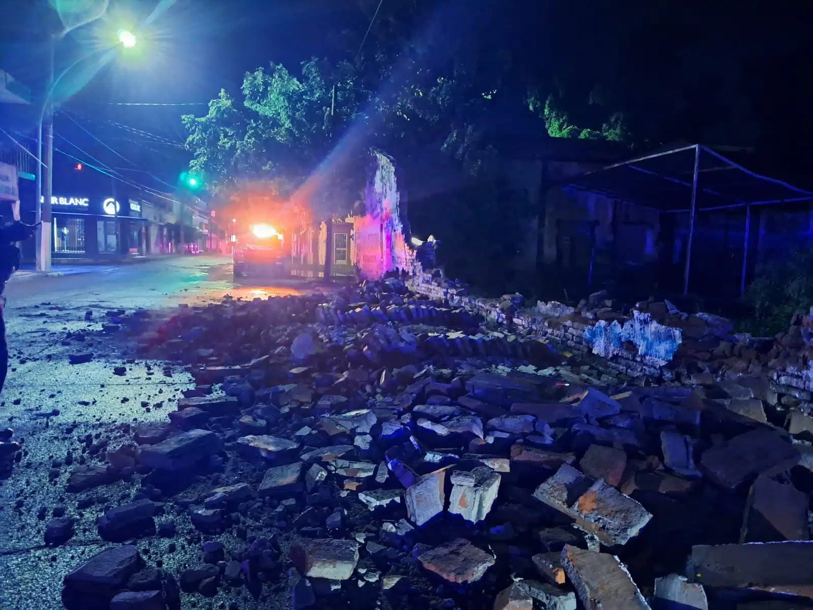 Barda derribada por la avenida Nicolás Bravo en Culiacán