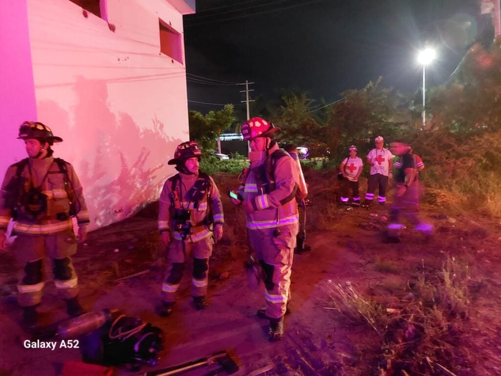 Movilización de Bomberos, Cruz Roja y Seguridad Pública hacia la bodega abandonada