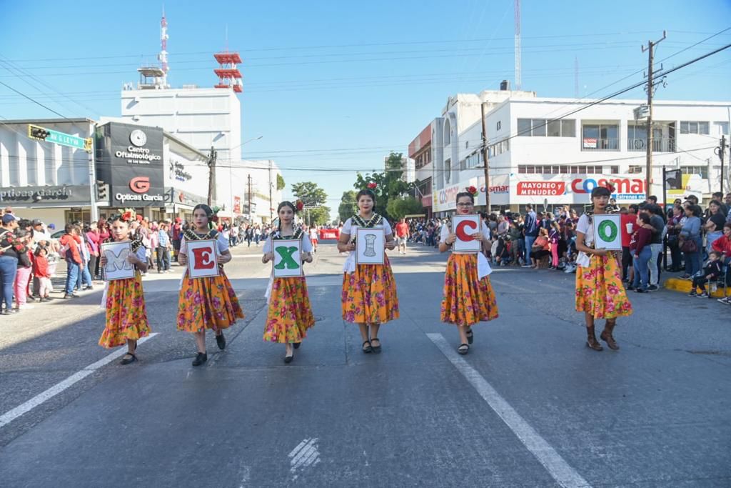 Desfile cívico por la Revolución Mexicana en el municipio de Ahome