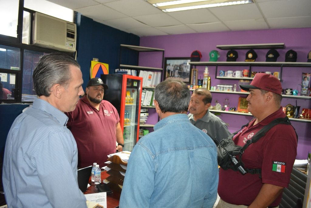 Leoncio García durante su visita por el municipio de Ahome