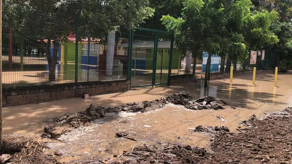 Escuela con daños por inundación