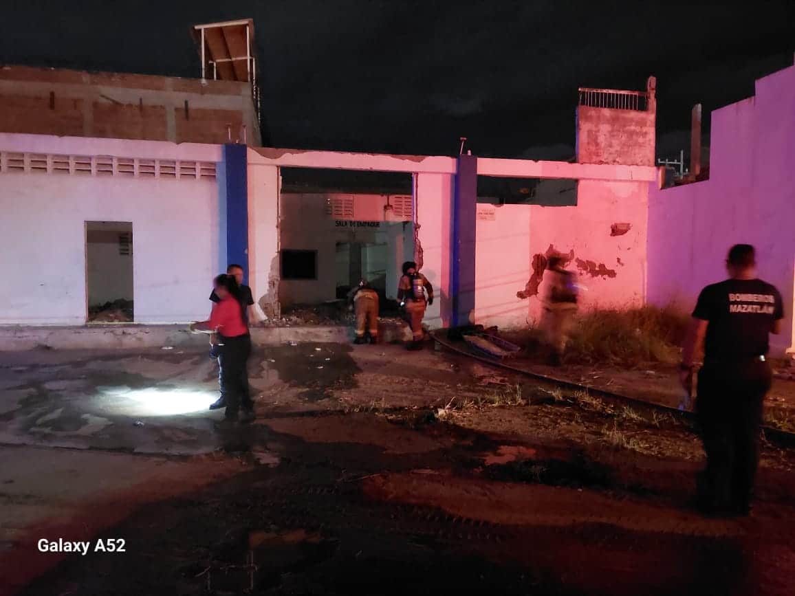 Elementos de bomberos a las afueras de la bodega donde ocurrió el incendio