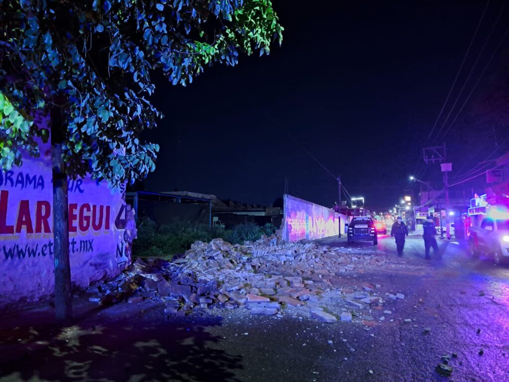 Barda derribada por la avenida Nicolás Bravo en Culiacán