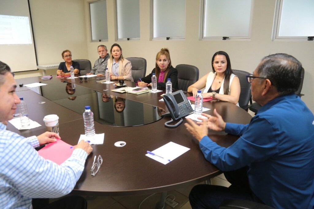Secretario de Seguridad Gerardo Mérida Sánchez en reunión con integrantes del sector Salud