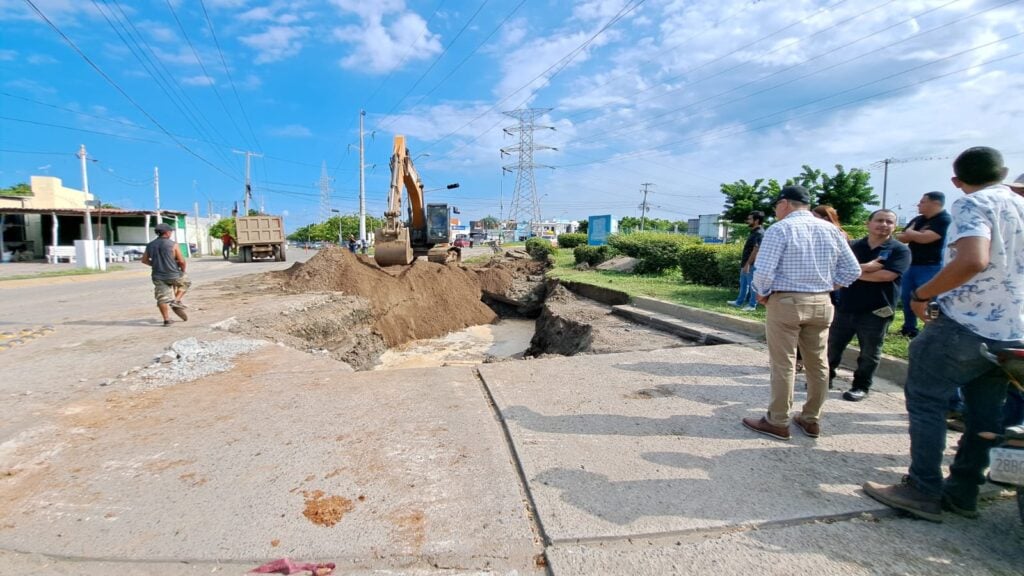 Trabajos de reparación en el socavón del puente de Prados del Sol