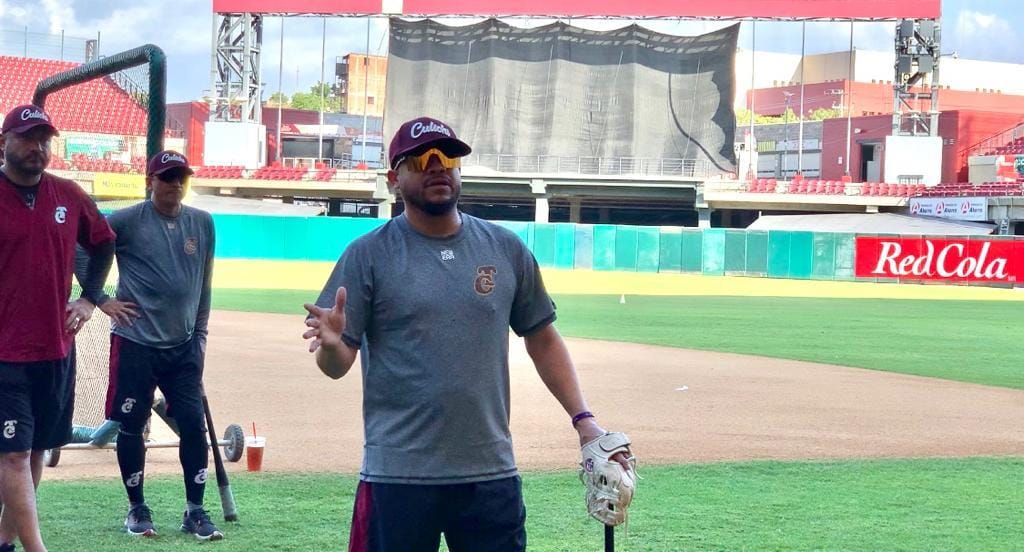 Alfredo Amézaga dirigiendo su primer entrenamiento con Tomateros de Culiacán
