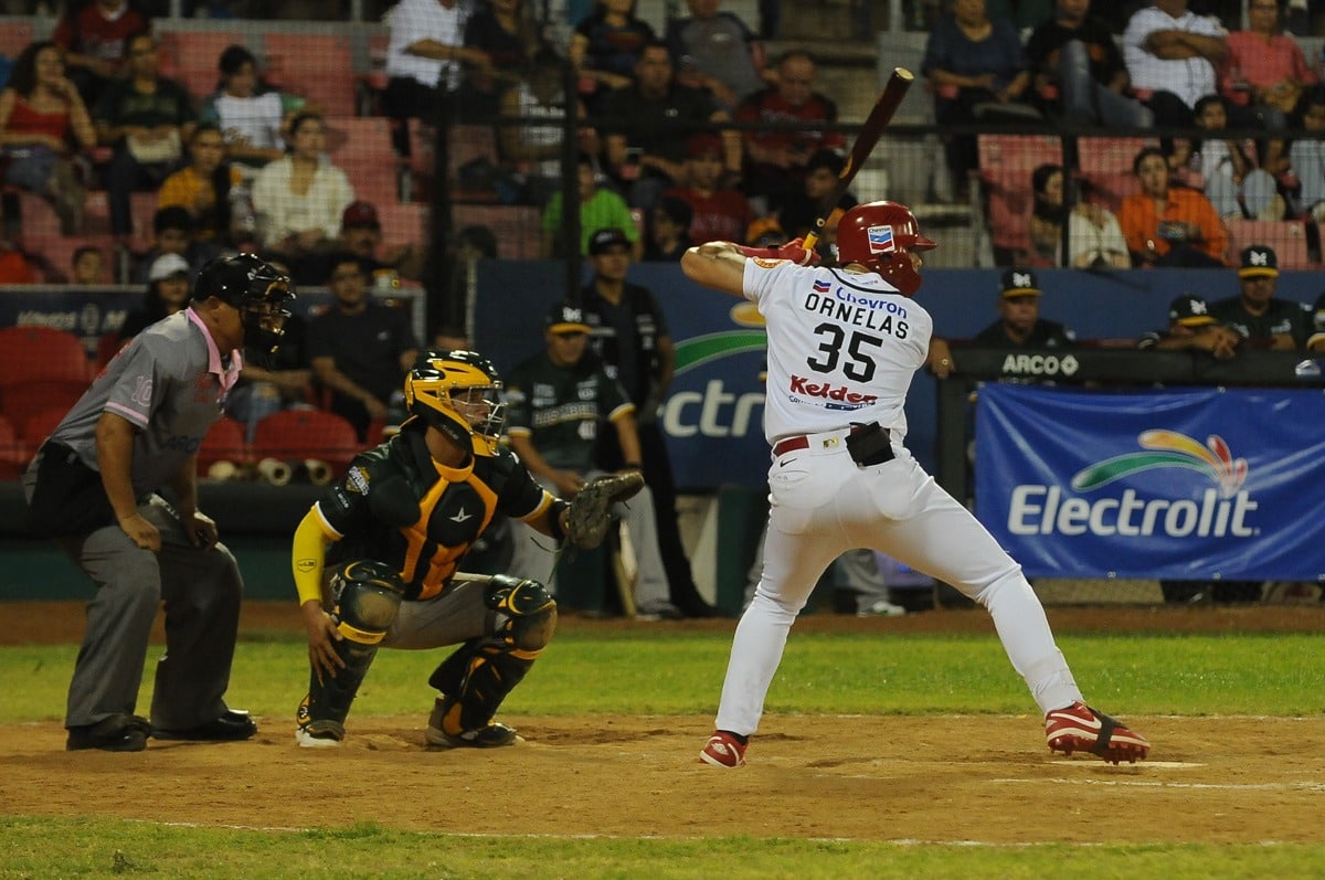 Tirso Ornelas en la caja de bateo por los Mayos en el juego inaugural ante Cañeros