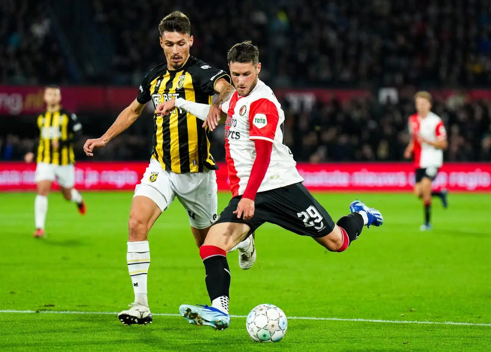 Santiago Giménez en partido contra Vitesse