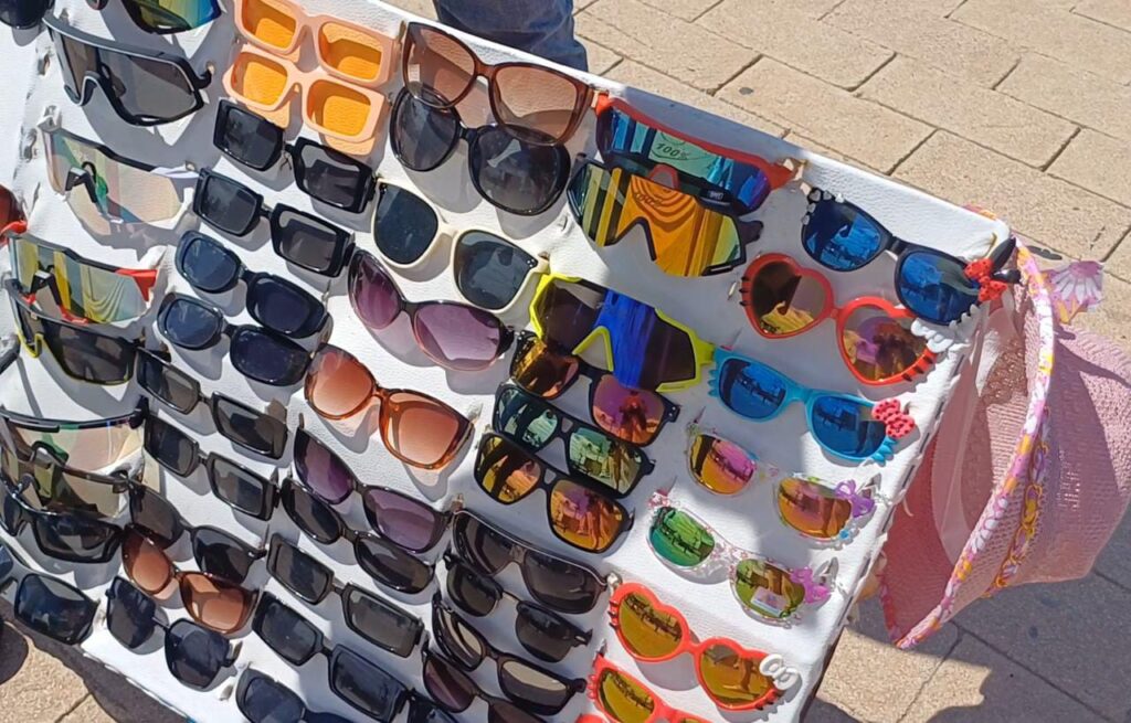 Puesto de lentes de sol en la playa