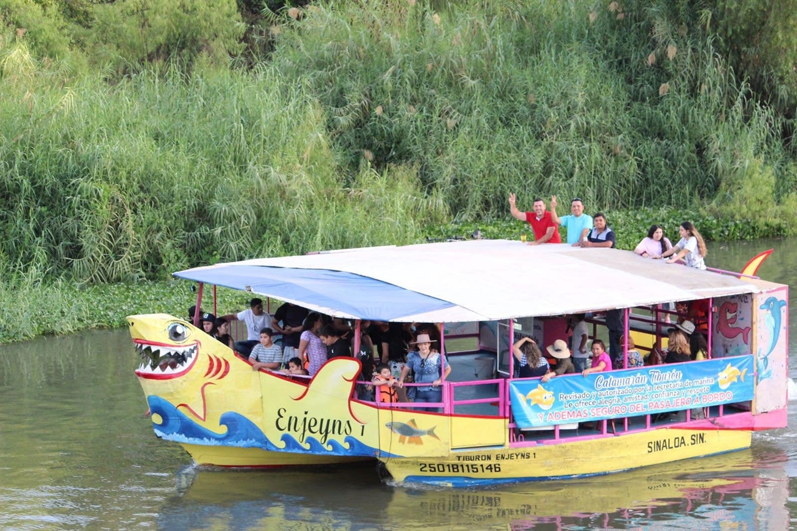 Visitantes dando un paseo en uno de los catamaranes turísticos en el municipio de Sinaloa