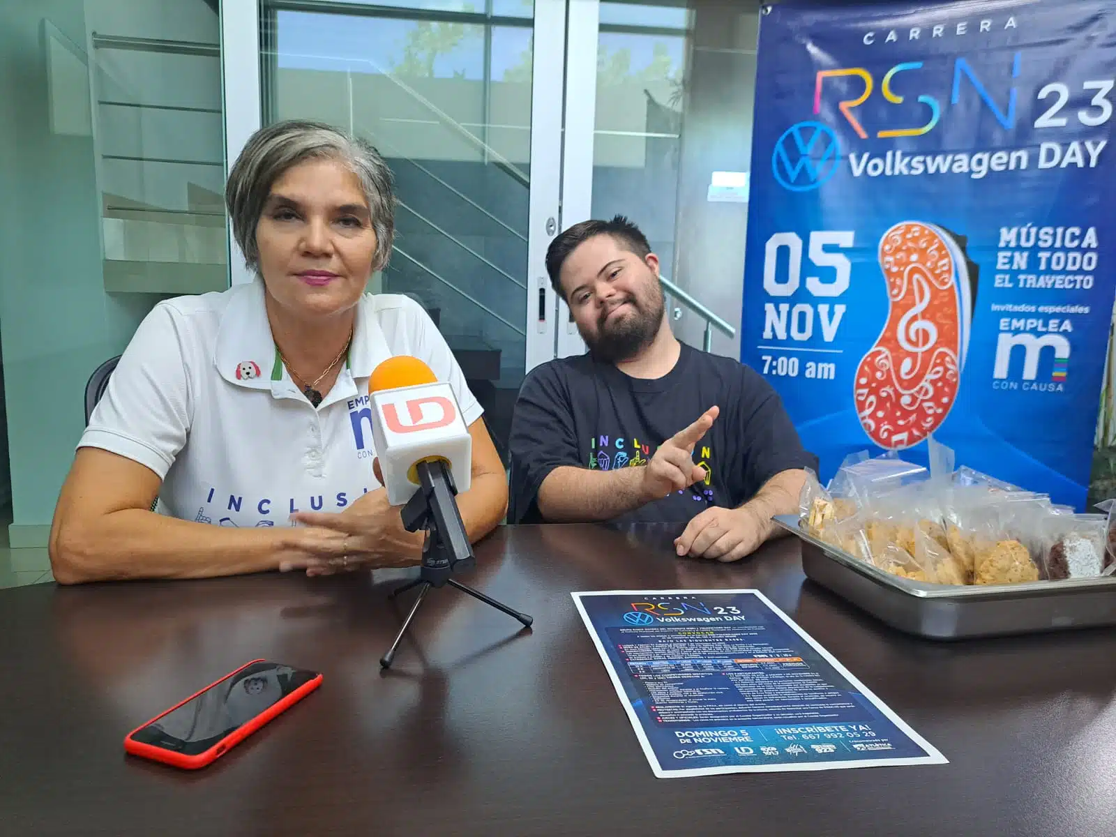 Artista Leney Márquez Payan junto a Alba Elena Cossío Encinas, coordinadora de eventos especiales de la AC