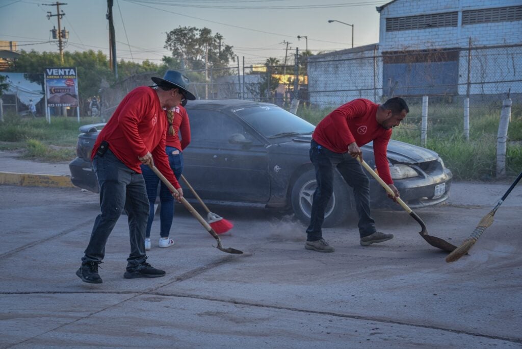 Hombres barriendo la calle